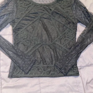 Spets långärmad T-shirt  - Mycke bra skick 