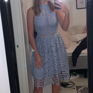 Klänning  - Finaste klänningen, har dock aldrig använt den då jag inte hittat ett tillfälle att använda den på. Ljusblå med spets och mycket detaljer. Tycker det är synd att den bara hänger. 