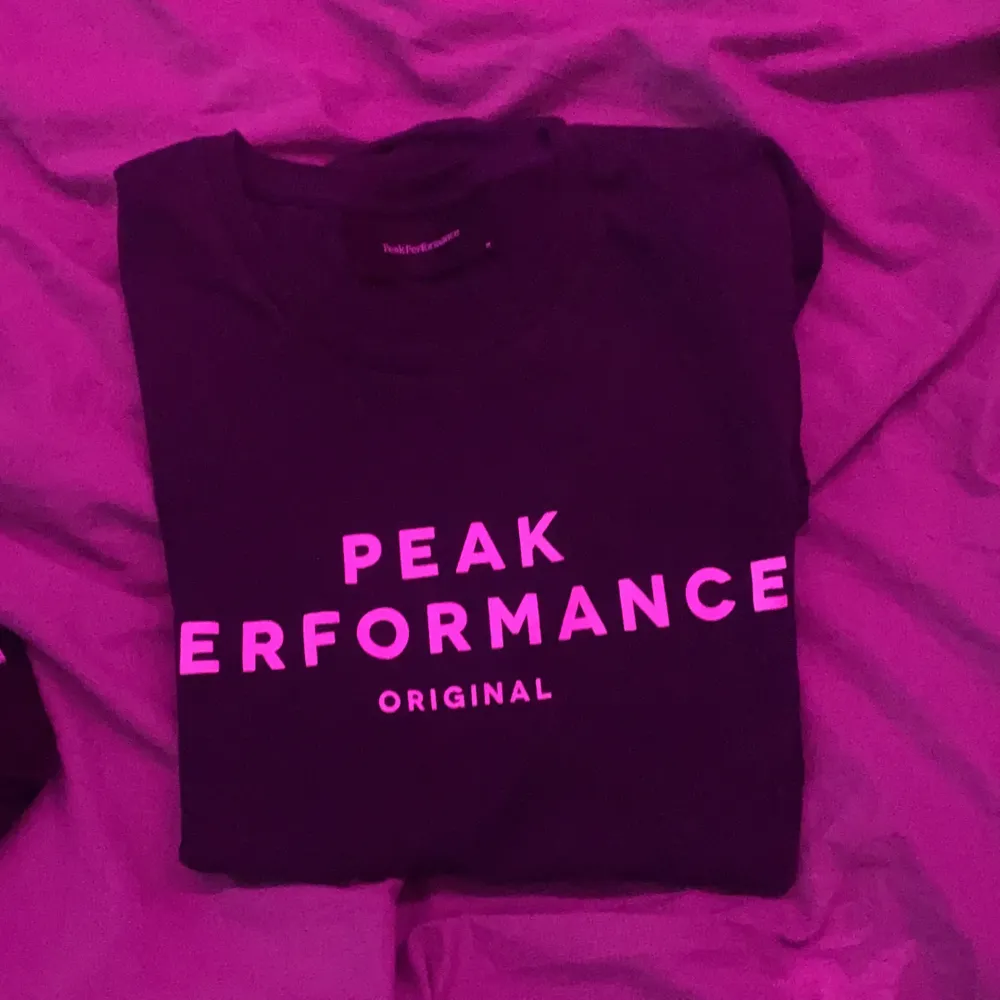 Säljer en mörk blå  peak performance t shirt stl M , den ör i väldigt bra skick . T-shirts.