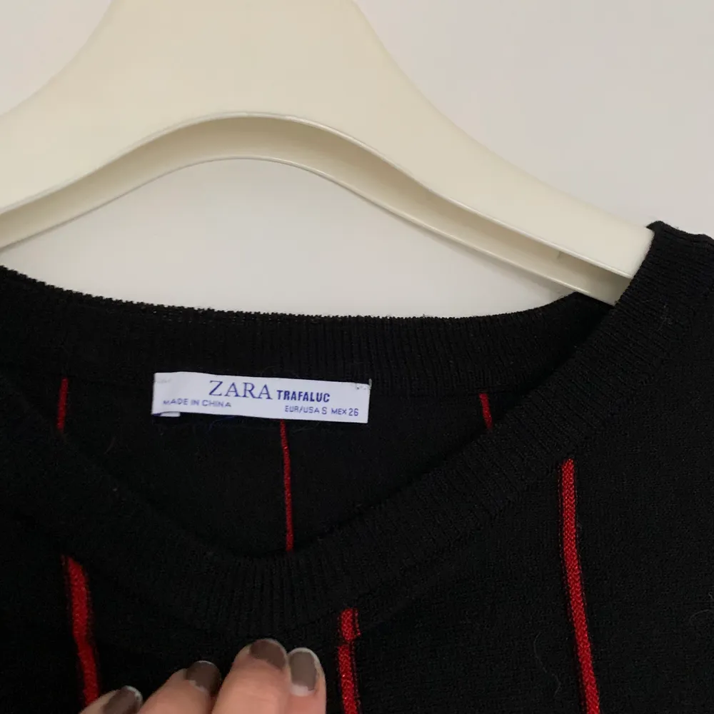 Superfin croppad tröja från Zara i fint skick.  Säljer då jag inte änvänder, köparen står för frakt. Tröjor & Koftor.