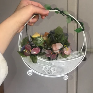 Husrednig - Vintage hand made grej (ja jag vet tyvärr inte vad den kallas för) som är gjord av blommor och löv i färgadeglass och metall. 22*24 cm. Spårbart frakt 63 kr