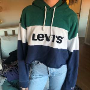 Nu säljer vi denna jätte fina Levis hoodien, äkta. Använd ca 10 gånger, men är fortfarande i bra skick!💖💖 storlek S men passar även större och mindre. Köpt för 500 säljer för 160