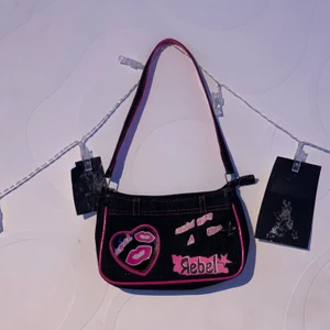 Super gullig vintage väska - Säljer den här jätte gulliga axelväskan❣️ Har knappt kommit till använding på senaste tiden utan bara stått i min garderob😕 Funkar super bra som smink väska när man reser eller ha den när man går ut på stan nu när dom här har blivit lite mer populära🥰