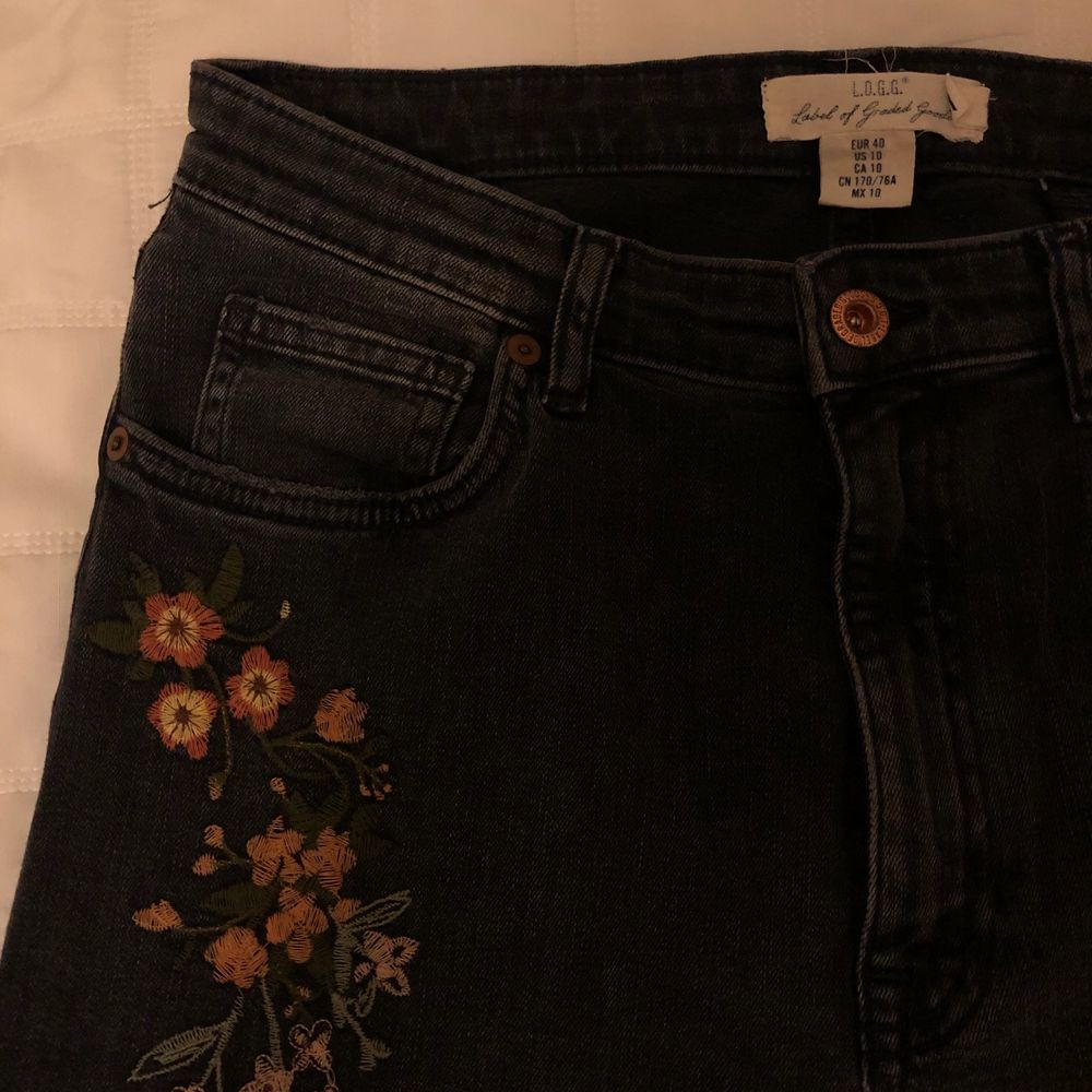 Supercoola och snygga svarta jeans från H&M med blomdetaljer vid ena låret och ena vaden 😍 (Kan mötas i Hbg men kan även frakta, isåfall står köparen för fraktavgiften!) . Jeans & Byxor.