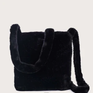 Svart Cross body bag - Jätte snygg svart fluffy väska!! Frakt ingår inte! Bud från 50 kr, köp direkt för 200 kr! Lånade bilder! Skriv privat för flera! 2 bilden e bara en liknande väska! Den ser INTE ut så, skriv för mer bilder!