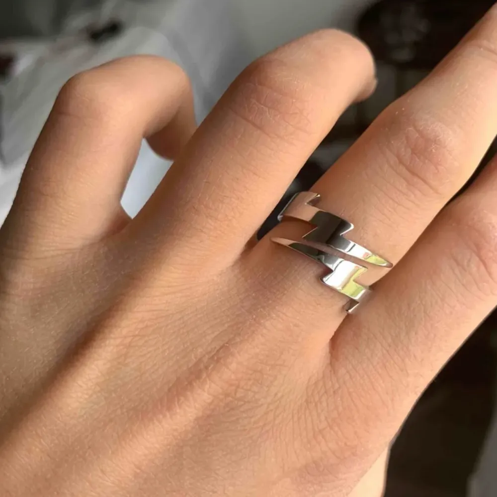 Super fin ring i rostfritt material! Super snygg och trendig!Ringer går att justera en aning men skulle säga att den passar S-M då jag har ganska smala fingrar men passar även på många av mina kompisar med större fingrar⚡️⚡️⚡️. Accessoarer.