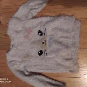 Lurvig mjuk katt tröja 110/116 - Helt underbart mjuk och varm. Denna är i väldigt gott skick!
