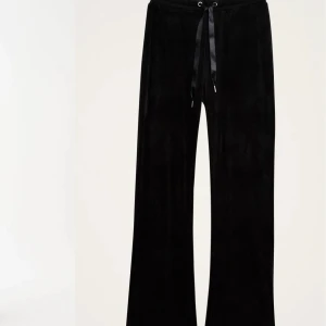 Cecilia velour Byxor - Säljer nu dessa populära mjukis byxor från Gina tricot pga dem blivit för små. Använda mycket men inget som syns.