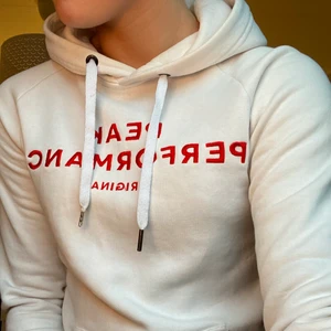 Peak Performance hoddie - fin peak performance hoddie, använd ett fåtal gånger så fortfarande i väldigt bra skick. Säljer då jag inte använder den. Pris & frakt kan diskuteras💕 (orginal pris: 800kr)  fler bilder kan skickas