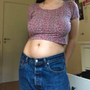 blommig liten tröja - asgullig blommig croptop! unikt mönster och fin urringning, väldigt skönt material