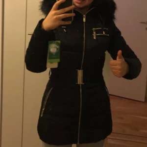 Vinterjacka  - Säljer min vinterjacka från förra året som jag bara använde några gånger haha, har för många jackor. Köpte på SALT för typ 1100kr och den är i princip i nyskick, köparen står för frakt. 💕