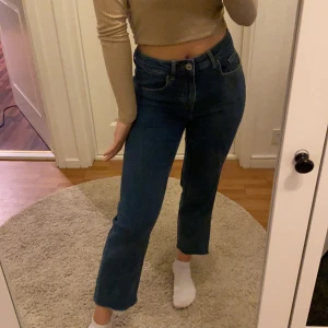 Svinsnygga mörblå lite vidare jeans💙💙 - Mörkblå lite mom-aktiga jeans från HM💘. Lika sköna som mjukisbyxor! Nästintill aldrig använda❗️❗️❗️