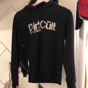 Dirtcült hoodie  - Skön och fin 