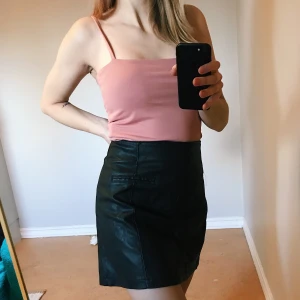 Cute linne och kjol - Rosa linne från bikbok i storlek S.                 Kjol i lädermaterial från Gina tricot, storlek 34. Pris: 80 kr                                            Skriv vad ni är intresserade av, så löser vi det :)