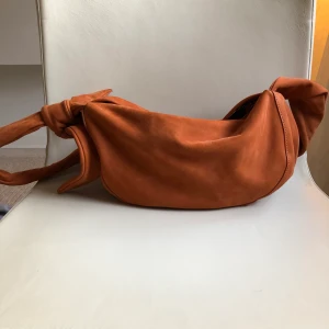 Orange mockaväska  - Intressekoll på min superfina orangea/bruna väska i äkta mocka från & Other Stories inköpt förra hösten. Är många intresserade får ni gärna buda i kommmentarerna, minst 10kr ökning per bud. Kan mötas upp i Göteborg eller frakta där köparen står för frakten 🤎 kan gå ner i pris vid snabb affär!