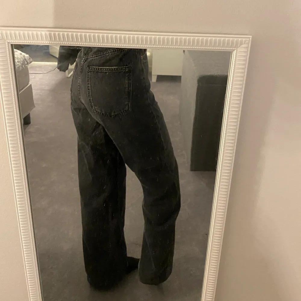 Säljer dessa supersnygga slutsålda sentinel black jeans från Zara. Modellen heter ”The 90’s full length” och jeansen är i storlek 34💞 Om fler är intresserade är det bara att buda på i kommentarerna, även frakt tillkommer utöver priset☺️ hör av dig om du har frågor!. Jeans & Byxor.