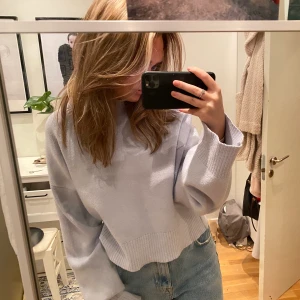 Blå stickad tröja - Blå stickad tröja från Zara, i så fint material. Knappt andvänd! Nypris 399