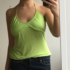 ljusgrön halterneck topp - supersöt grön topp som knyts i nacken. Materialet är relativt tunt