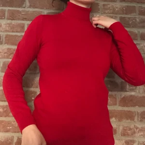 High neck sweater S/M - 70%. Viscose, 30% Nylon. Had worn it a couple of times but turned out I don’t like high neck. I am 163 cm and this is how it fits me. I normally wear size S. Says size M on the label though. Soft. Good quality. Works perfectly with or without a jacket. 