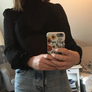 Zara blus - säljer denna jättefina svarta blusen i meshtyg med små hjärtan på. Storlek XS/S. knappt använd, fint skick