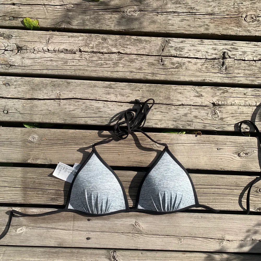 Säljer en bikini topp ifrån H&M. Inte använde så mycket, så i väldigt bra skick!😊 Frakt tillkommer. Övrigt.