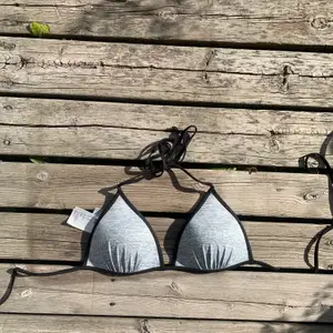 Säljer en bikini topp ifrån H&M. Inte använde så mycket, så i väldigt bra skick!😊 Frakt tillkommer