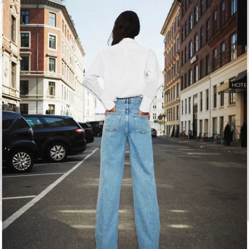 Långa jeans från Zara, köpta på Tise. Slutsålda på Zara. Oanvända, prislapp kvar. Storlek 36, 200 kr + frakt 66 kr. De första bilderna är från Zara. Jeans & Byxor.