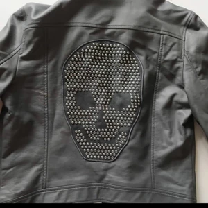 Fake skinnjacka grå dödskalle nitar - I nyskick, jättesnygg! 