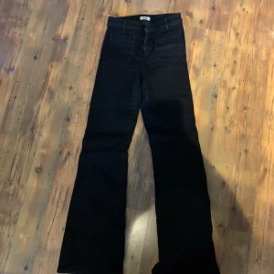 Jeans - 300kr - Säljer ett par av mina absoluta favoritjeans, skitsnygga wranglerjeans i flaremodell med coola detaljer, storlek w25 l32, men skulle säga att dom passar 26 också då dom är stretchiga! Säljer pga inte fått så mycket användning av på senaste tiden💘💘