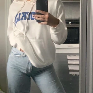 Hoodie - Snygg och skön hoodie, strl L men den sitter som en M lite oversized. Bud i kommentarerna ifall flera intresserade.