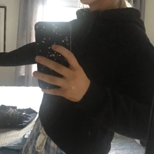 Svart hoddie, ginatricot  - En basic svart hoodie från ginatricot. Storlek XS/S 