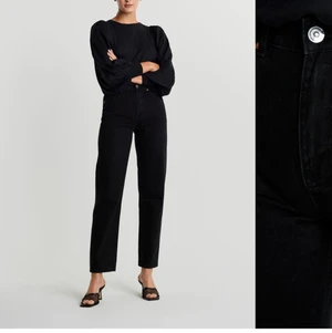 Svarta jeans !  - Säljer dessa SVARTA jeans eftersom dom ej kommer till användning. Använd 1 gång. Tycker man ser hur dom sitter bättre på bilden med dom blåa jeansen. Storlek 32. 450 med frakt 