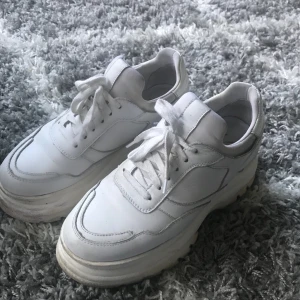 Skor, DinSko - Vita sneakers. FINT SKICK! Nypris 1000kr, då jag använt fåtal gånger säljer jag de för 250kr INKLUSIVE FRAKT!
