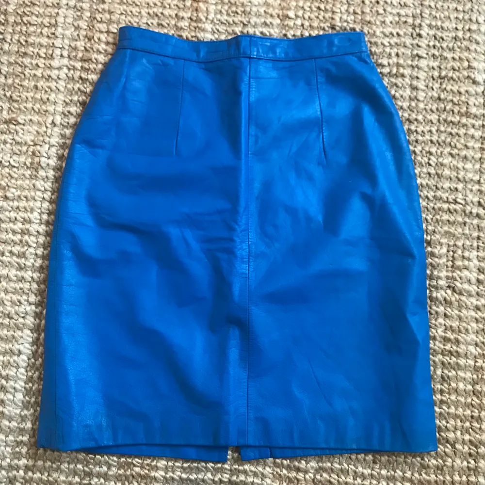 Mycket speciell blå kjol i äkta skinn 🦋 Kjollängd 51 cm, size 7. Knäppning och en liten slits baktill.. Kjolar.
