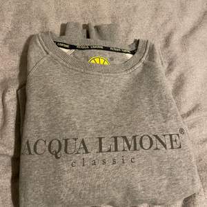Acaua Limone tjock tröja i storlek XS (passar mig som har storlek S vanligtvis). Har använts en gång. Kan fraktas om köparen står för fraktkostnaden. Priset kan diskuteras! 