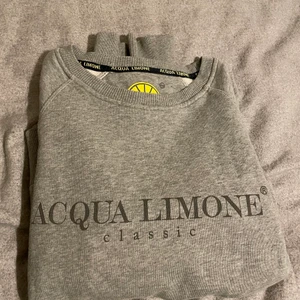 Acqua Limone (ljus grå) - Acaua Limone tjock tröja i storlek XS (passar mig som har storlek S vanligtvis). Har använts en gång. Kan fraktas om köparen står för fraktkostnaden. Priset kan diskuteras! 