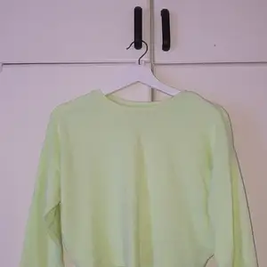 En jättefin gul neon crop sweatshirt I storlek XS/S :)