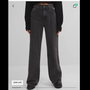 Bershka jeans - Svarta byxor med vida ben storlek 36, aldrig använda, endast testade. Säljer på grund av att de var för små. Har även dem i färgerna Kaki (grön) och sand (beige). Ordinariepris 299kr. Buda i kommentarerna eller köp direkt för 200kr☺️
