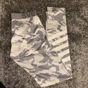 Svea Träningtajts - Ett par camo träningstajts som inte använts endast testats, köparen står för frakt. 