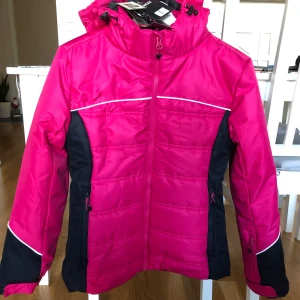 Ny skidjacka med lapparna kvar - Ny skidjacka med lapparna kvar ❄️ väldigt varm och skön jacka, aldrig använd ❄️inköpt förra vintern i Tyskland Storlek: S Pris: 250 kr 🎄Julklappstips kanske Specifikationer: - Passform: Normal - Vattentät/vattenavvisande: Starkt vattenavvisande- Vindtät/vindavvisande: Starkt vindavvisande - Andas: Ja 🚫Djurfritt och rökfritt hem 📍Kan mötes upp i Mölnlycke/Partille 📬Kan skickas mot fraktkostnad 