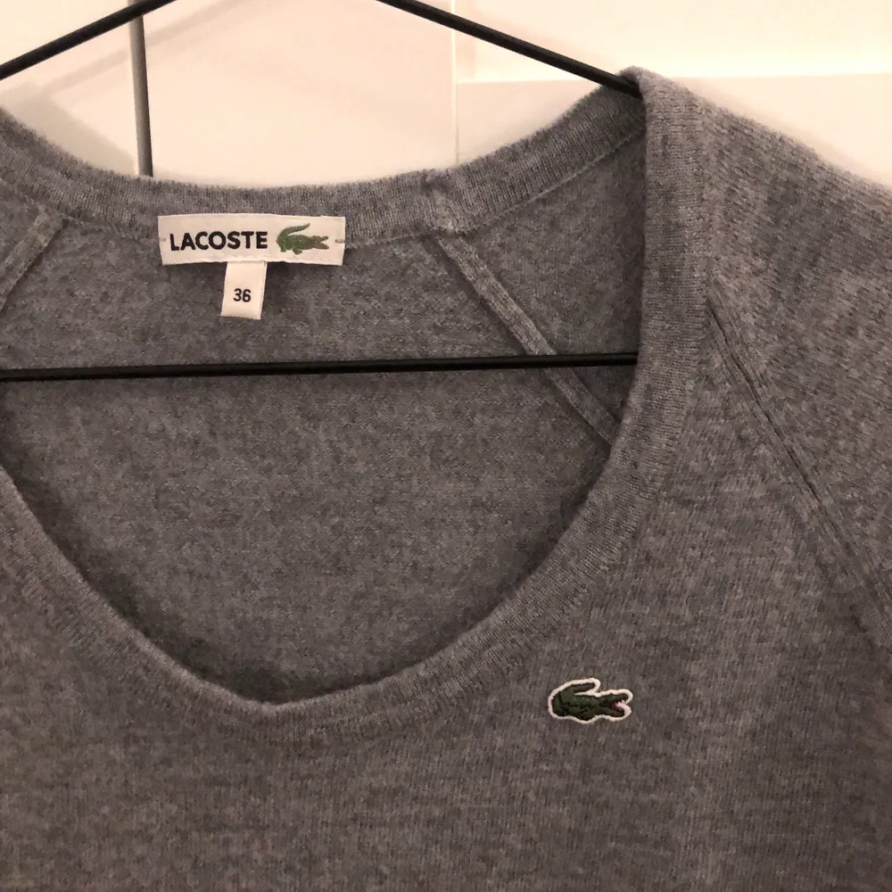 FRI FRAKT 💕💕 Jättefin Lacoste T-shirt av ull som är blivit lite för liten, den är croppad men har highwaistbyxor så syns inte på bilden tyvärr. Material: ull . T-shirts.