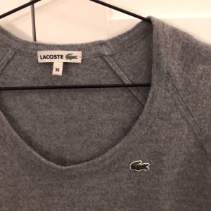 Lacoste croppad t-shirt - FRI FRAKT 💕💕 Jättefin Lacoste T-shirt av ull som är blivit lite för liten, den är croppad men har highwaistbyxor så syns inte på bilden tyvärr. Material: ull 