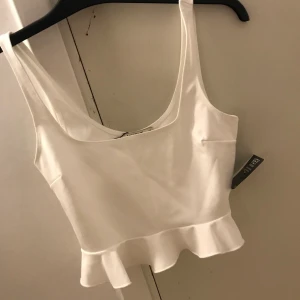 Topp - En topp från nly one. Aldrig använd med lapp kvar. 40+frakt 