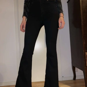 Bootcut jeans  - Ett par knappt använda jättesnygga bootcuts! På bilden ser ni mig som är 182 cm, därför ser byxorna lite korta ut, men dem är i normal längd! Dvs lite extra långa eftersom det är bootcuts:) 