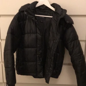 Pufferjacket - Så fin och bra jacka, storlek S men passar även M. Varm och skön, avtagbar luva ifall man skulle föredra det! Priset är inkluderat frakt 🦋 Eftersom många var intresserade blir det budgivning! 