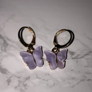 Fjäril örhängen 🦋  - Fantastiskt fina örhängen från min butik Stella Handmade som även finns i fler färger på Instagram tillsammans med mycket mer! Köp dem här eller kolla in Instagram: @stellaa.handmade