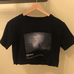 Mag tröja me tryck - Magtröja med tryck från lager 157 i storlek S. Kan fraktas men då står du för frakt!! Kan annars möta i Sthlm! Nypris: 100kr Pris: 50kr!! ❤️❤️