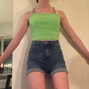 Grön topp med kedjor   - Grönt linne med kedjor 🧚‍♀️😾 45 kr du står för frakten 