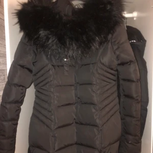 Pälsjacka - Vinterjacka från roccobaroco, passar M avtag bar luva och bälte 