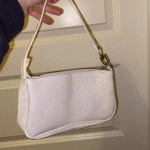 VÄSKA  - Skitsnygg vit väska med krokodilmönster✊🏼. 